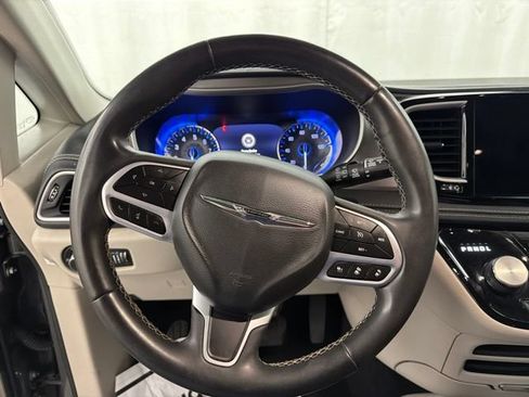 Used 2022 Chrysler Pacifica Touring-L FWD image 11