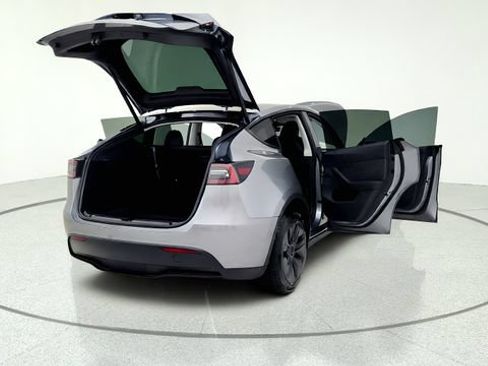 Used 2025 Tesla Model Y Long Range RWD image 18
