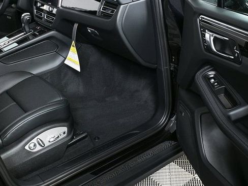 Used 2026 Porsche Macan image 25