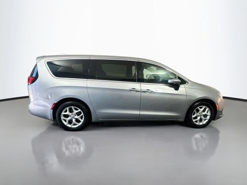 Used 2017 Chrysler Pacifica Touring Plus w/ Tire & Wheel Group FWD image 8
