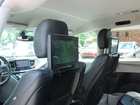 Used 2018 Chrysler Pacifica Touring-L Plus w/ Tire & Wheel Group FWD image 32