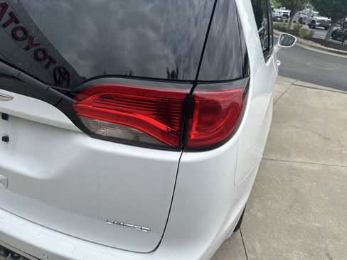 Used 2017 Chrysler Pacifica Limited FWD image 11