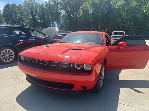 Used 2022 Dodge Challenger SXT image 1
