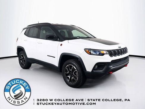 Used 2025 Jeep Compass Trailhawk AWD/4WD image 1