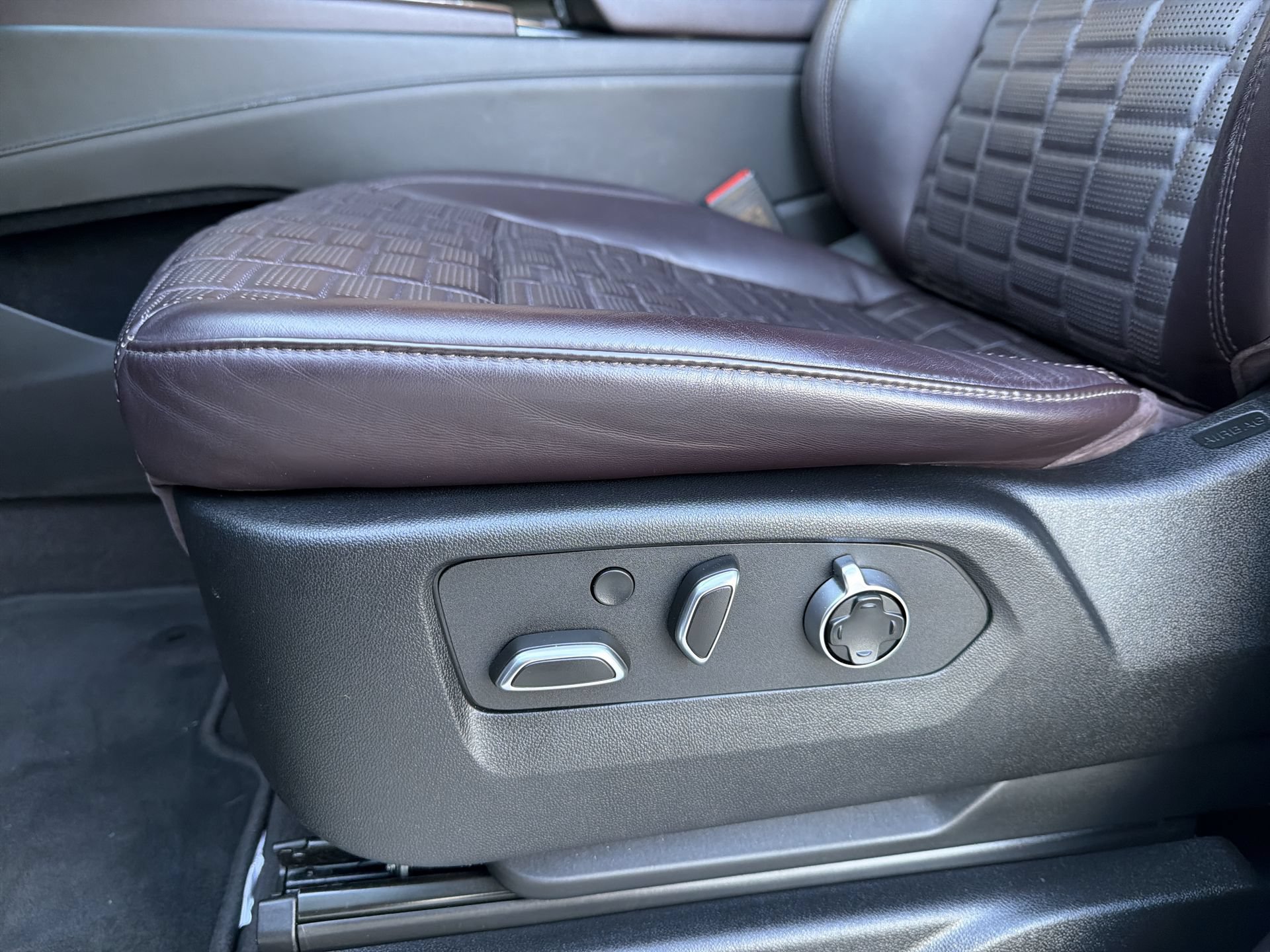 Used 2023 Cadillac Escalade ESV Sport Platinum w/ LPO, Floor Liner Package AWD/4WD image 12