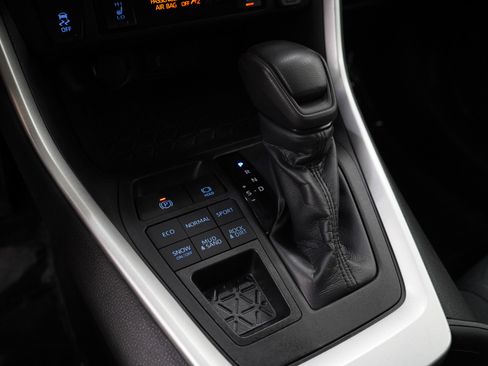 Used 2020 Toyota RAV4 XLE w/ XLE Grade Weather Package image 21