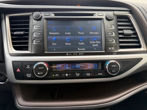 Used 2018 Toyota Highlander XLE image 36