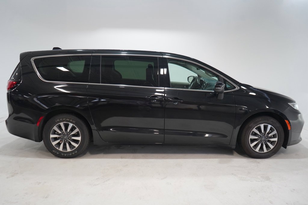 Used 2023 Chrysler Pacifica Touring-L FWD image 8