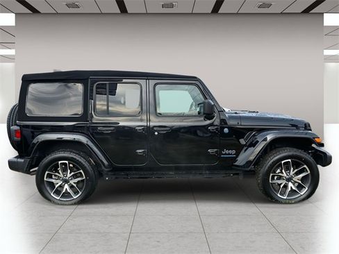 Used 2024 Jeep Wrangler Unlimited image 2