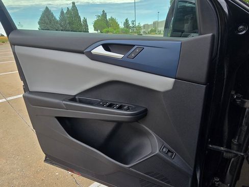 Used 2023 Volkswagen Taos SE w/ Panoramic Sunroof Package FWD image 18