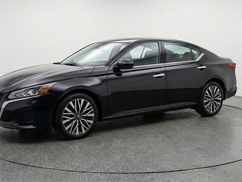 Used 2025 Nissan Altima 2.5 SV image 3