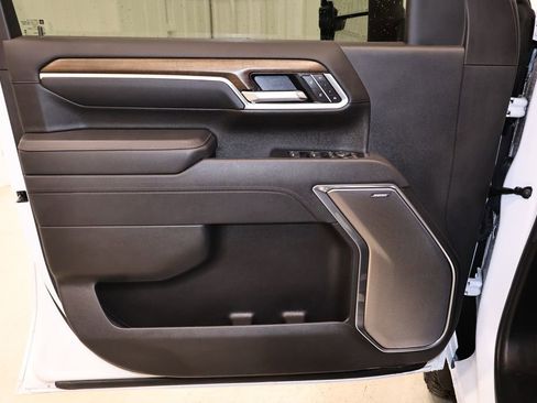 Used 2025 Chevrolet Silverado 2500 High Country w/ High Country Premium Package AWD/4WD image 10