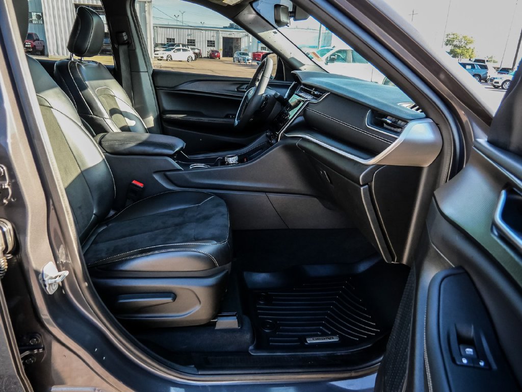 Used 2024 Jeep Grand Cherokee Altitude RWD image 13