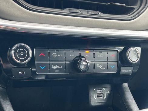 Used 2023 Jeep Compass Limited image 23