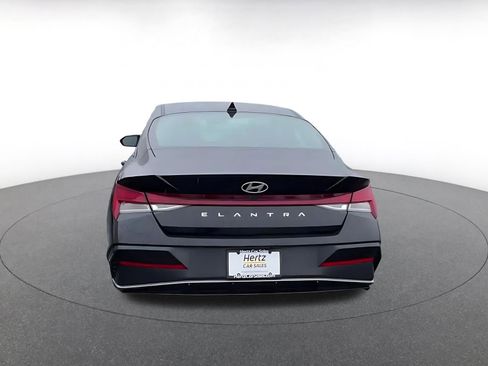 Used 2025 Hyundai Elantra SEL image 12