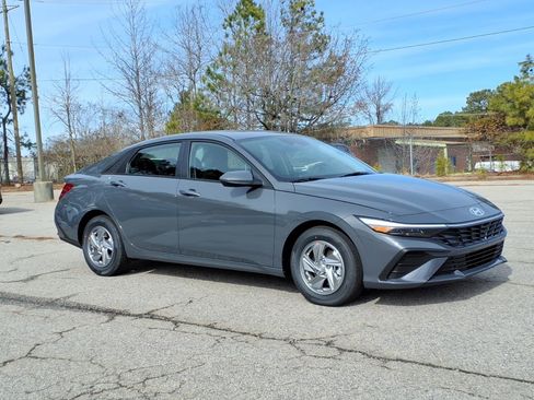New 2026 Hyundai Elantra SE image 1