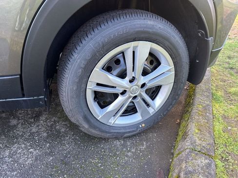 Used 2024 Nissan Kicks S image 9