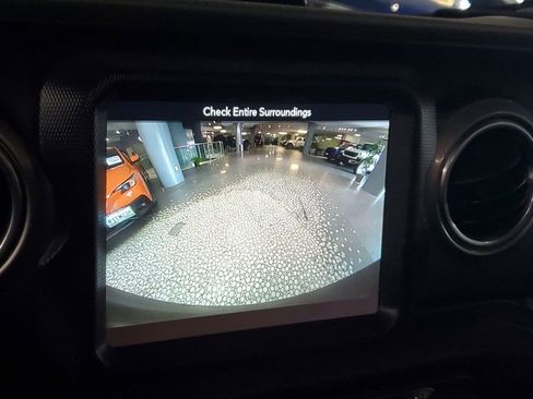 Used 2018 Jeep Wrangler Unlimited Sahara image 25