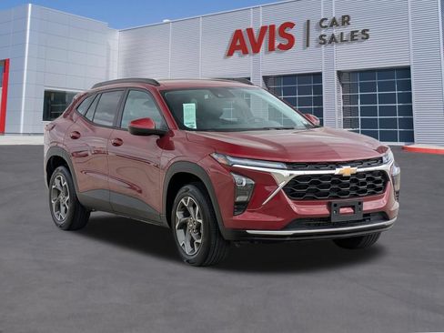 Used 2025 Chevrolet Trax LT w/ LT Convenience Package FWD image 3