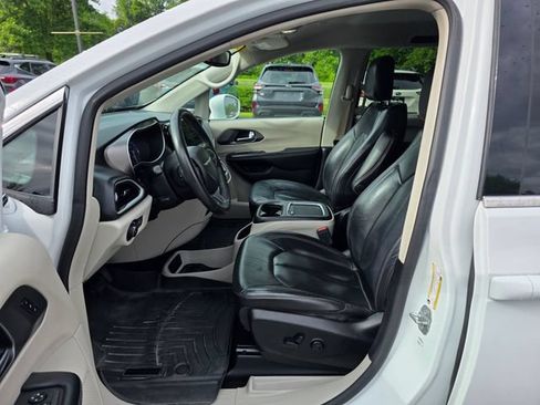 Used 2022 Chrysler Pacifica Touring-L FWD image 17
