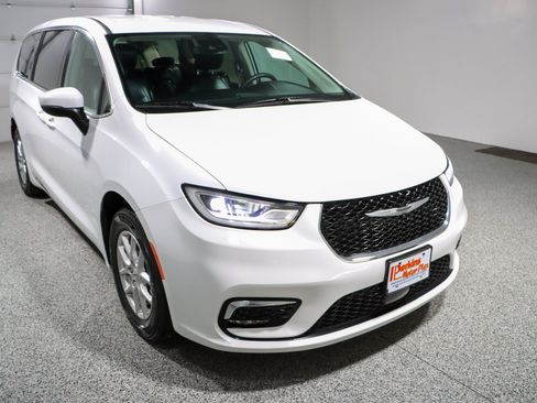 Used 2023 Chrysler Pacifica Touring-L FWD image 5