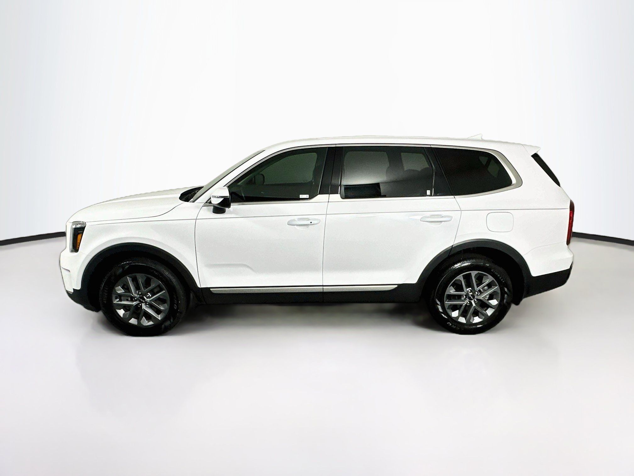 Used 2025 Kia Telluride LX FWD image 4