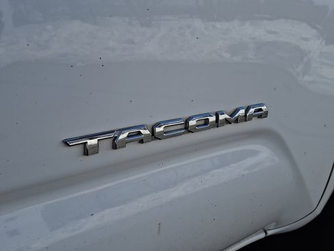 Certified 2022 Toyota Tacoma TRD Off-Road image 3