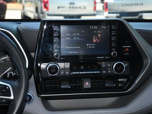 Used 2022 Toyota Highlander XLE image 17