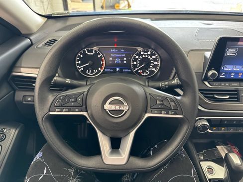 Used 2025 Nissan Altima 2.5 SV FWD image 17