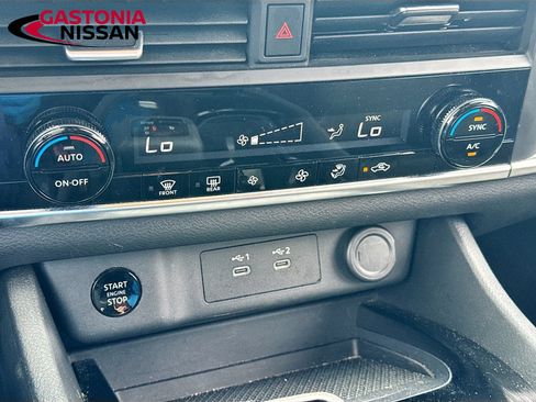 Used 2025 Nissan Rogue SV FWD image 18