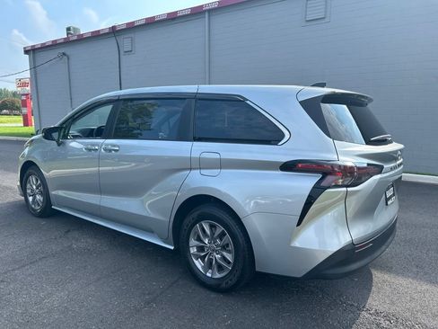 Used 2024 Toyota Sienna LE FWD image 7