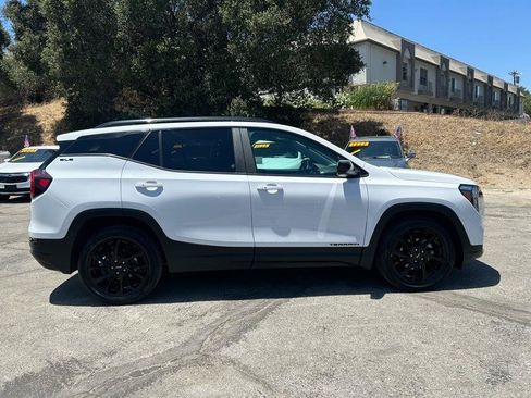 Used 2023 GMC Terrain SLE w/ Elevation Edition FWD image 3