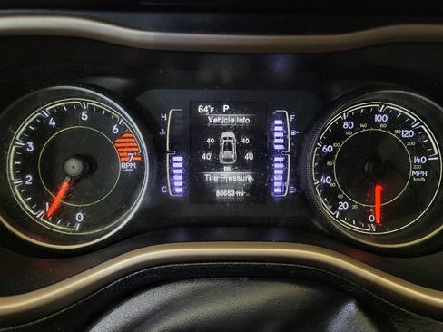 Used 2018 Jeep Cherokee Latitude FWD image 23