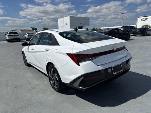 Used 2025 Hyundai Elantra SEL image 16