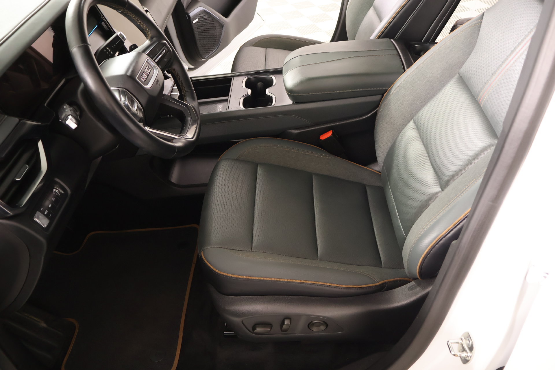 Used 2025 GMC Acadia AT4 AWD/4WD image 10