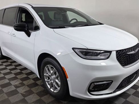 New 2025 Chrysler Pacifica Select image 1