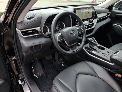 Used 2023 Toyota Highlander XLE AWD/4WD image 27