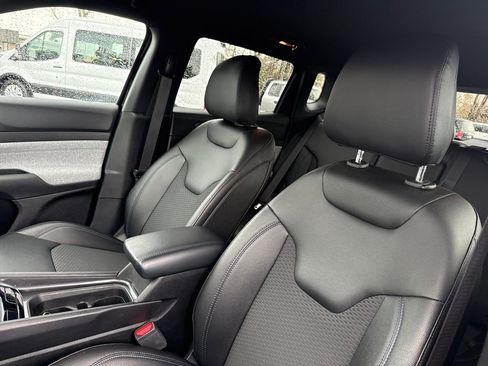 Used 2024 Jeep Compass Latitude w/ Convenience Group image 10