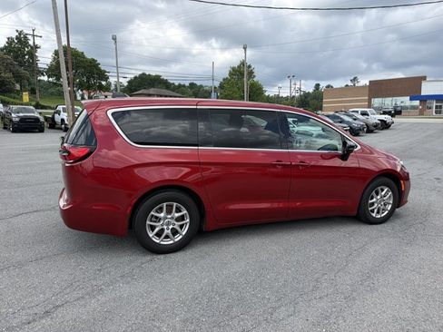 Used 2025 Chrysler Pacifica Select FWD image 5
