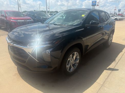 Used 2026 Chevrolet Trax LS w/ LS Convenience Package FWD image 1