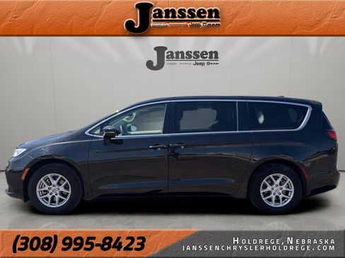 Used 2023 Chrysler Pacifica Touring-L FWD image 1