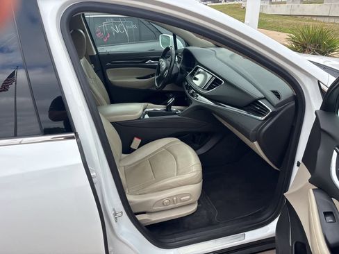 Used 2018 Buick Enclave Essence image 9