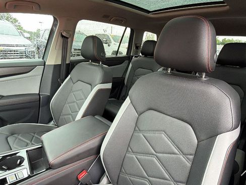 Used 2025 Volkswagen Atlas Peak Edition SE AWD/4WD image 14