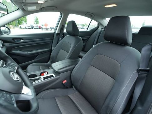 Used 2025 Nissan Altima 2.5 SV FWD image 39