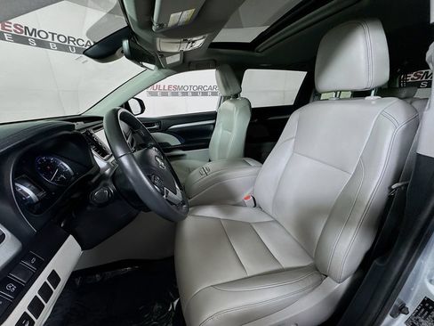 Used 2019 Toyota Highlander XLE AWD/4WD image 21