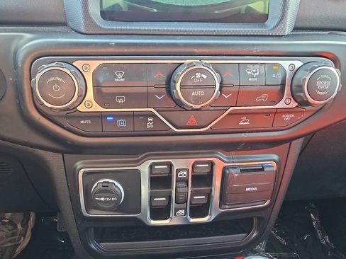 Used 2022 Jeep Wrangler Unlimited Sahara AWD/4WD image 22