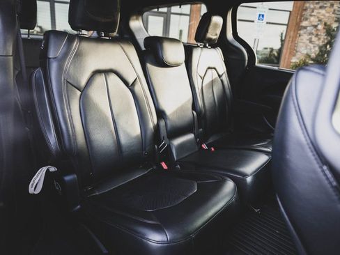 Used 2020 Chrysler Pacifica Touring-L image 28