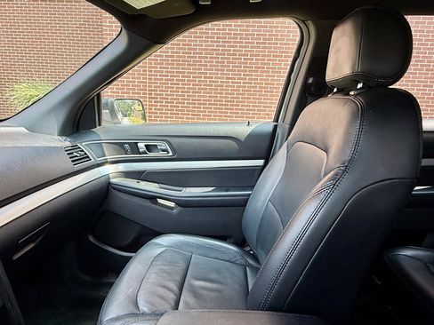 Used 2017 Ford Explorer XLT w/ Equipment Group 202A AWD/4WD image 29