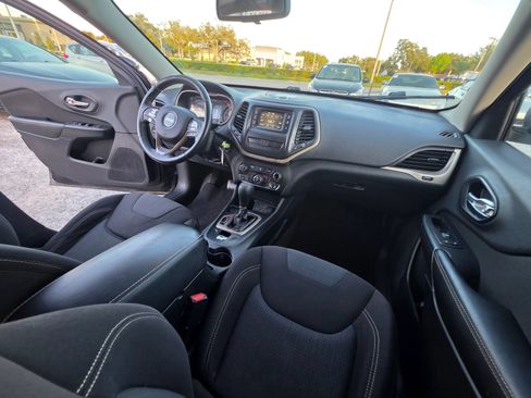 Used 2016 Jeep Cherokee Latitude FWD image 19