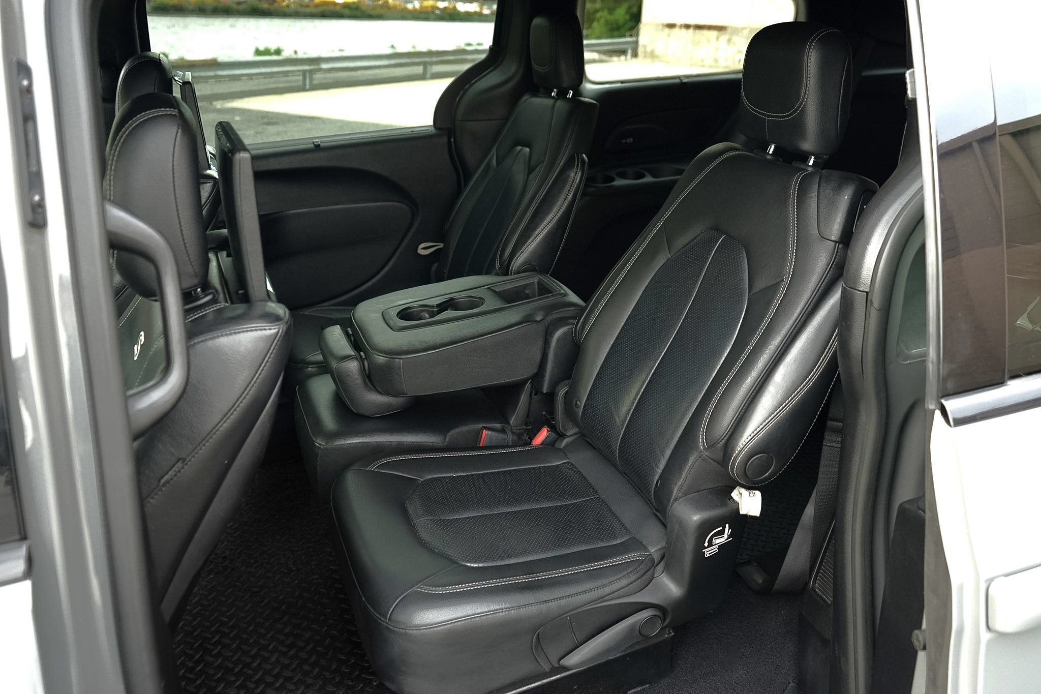 Used 2021 Chrysler Pacifica Touring-L w/ Uconnect Theater Family Group FWD image 32